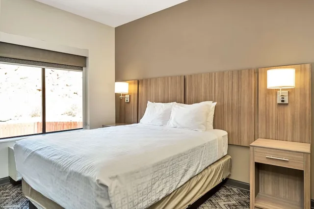 جناح عائلي بسرير كينج وسريرين كوين بشرفة مع أريكة، Best Western Plus Zion Canyon Inn & Suites 5/10