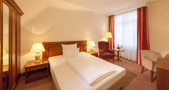 غرفة كومفورت بسرير كينج بإطلالة على المتنزه، Dorint Resort & Spa Bad Bruckenau 2/4
