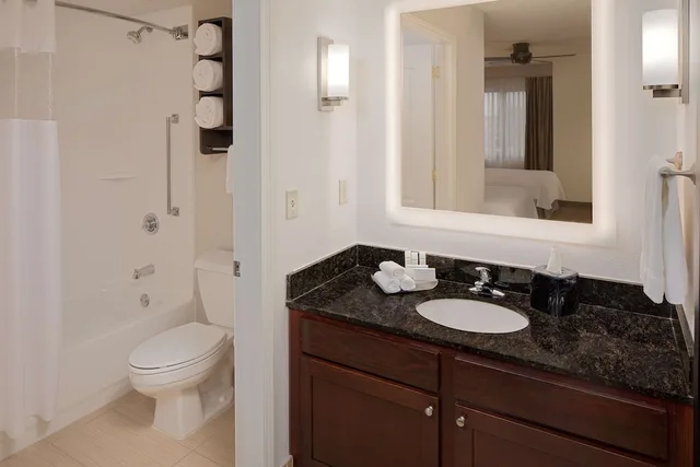 جناح بسريرين مزدوجين بغرفة نوم واحدة مع أريكة لذوي الإعاقة، Homewood Suites by Hilton Minneapolis Mall of America 2/2