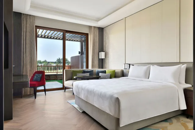 Signature, Suite, King Bed, Balcony, JW Marriott Bengaluru Prestige Golfshire Resort & Spa 3/7