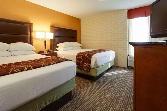 جناح بسريرين كوين بغرفتين مع أريكة، Drury In And Suites Denver Near the Tech Center 2/3