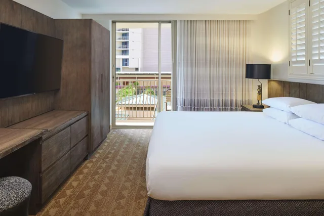 جناح بسرير كينج بإطلالة على المسبح بغرفة نوم واحدة، Embassy Suites By Hilton Waikiki Beach Walk 1/2