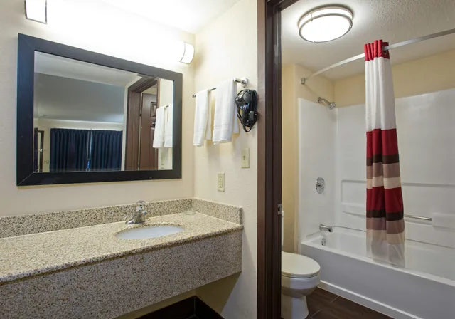 غرفة بسرير كينج لذوي الإعاقة، Red Roof Inn Corpus Christi South 2/2