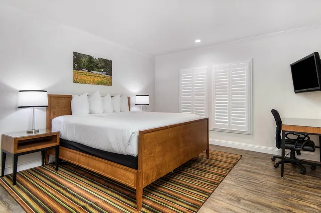 Cottage, Suite, King Bed, Sofa، Aggie Inn, an Ascend Collection Hotel 1/4