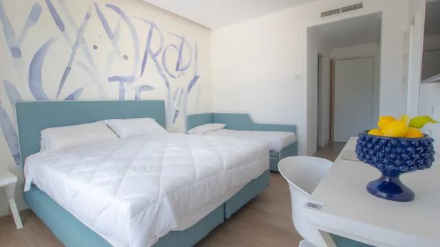 غرفة ثلاثية بإطلالة على البحر، Rodi Resort 1/2
