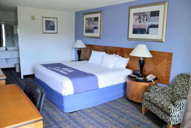 غرفة بسرير كينج، Days Inn by Wyndham Luray Shenandoah 1/3