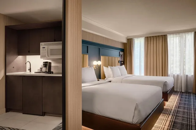 غرفة بسريرين كوين بمطبخ، DoubleTree by Hilton North Vancouver 2/4