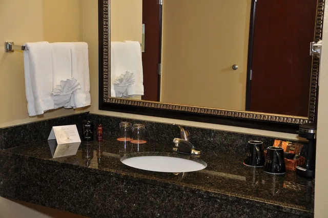غرفة اقتصادية بسرير كينج مع أريكة، Oxford Suites Portland - Jantzen Beach 1/2