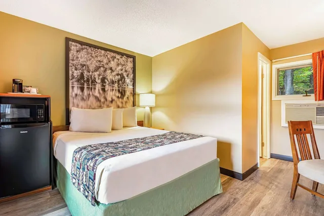 غرفة بسرير كوين بإطلالة على المسبح، Super 8 By Wyndham Lake George/Downtown 1/4