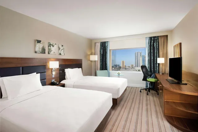 غرفة بسرير كينج وسرير كوين، Hilton Garden Inn Ras Al Khaimah 1/5