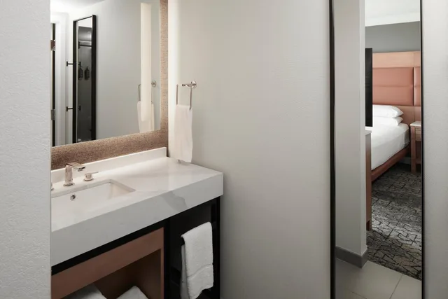 Room, King Bed, Sheraton Virginia Beach Oceanfront Hotel 7/10