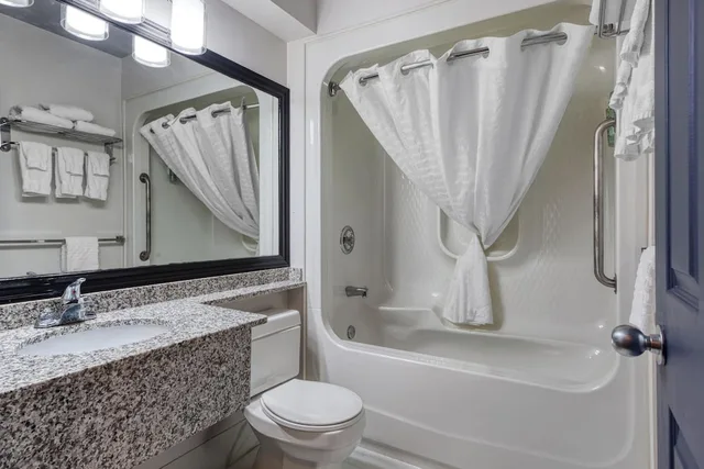 غرفة قياسية بسرير كوين، Best Western Kincardine 6/8