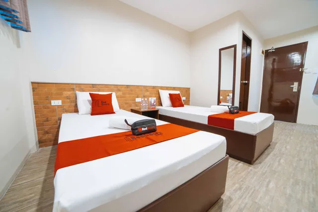 Room, Twin Beds, RedDoorz @ Traveler's Inn Bajada Davao 1/5