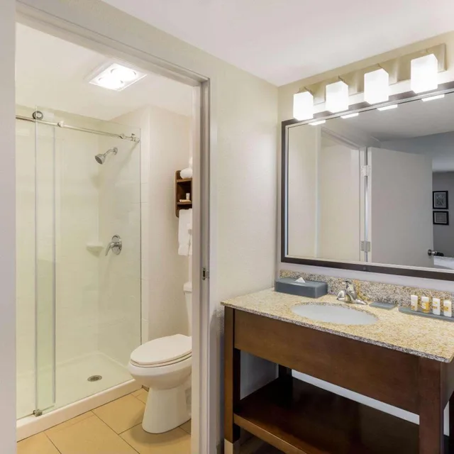غرفة تنفيذية بسرير كينج مع أريكة، La Quinta Inn & Suites by Wyndham Oakland - Hayward 4/5
