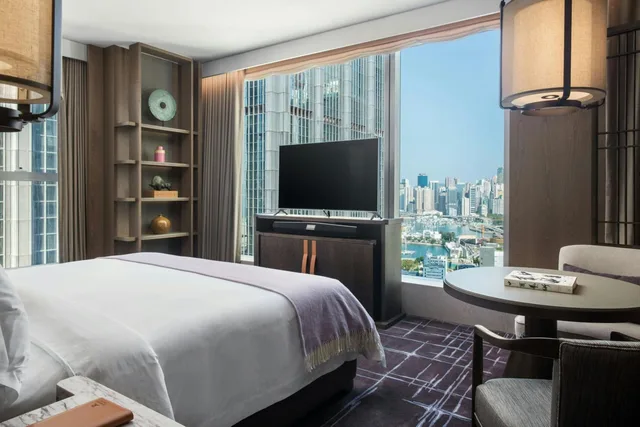 1 Bedroom, Metropolitan, Suite, King Bed, Partial Harbour View، The St. Regis Hong Kong 2/9