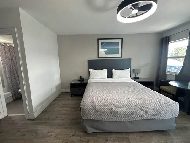 غرفة بسرير كينج لغير المدخنين، Leeward Motel By Capital O North Miami Beachside 4/10