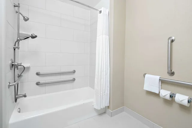 جناح بسرير كينج بحوض استحمام لذوي الإعاقة، DoubleTree Suites by Hilton Charlotte SouthPark 2/3