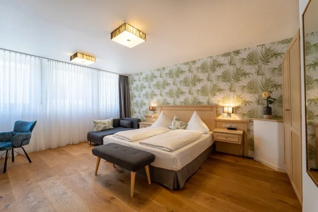 غرفة قياسية ثلاثية بسرير كوين وسرير فردي، HOTEL WÜRTTEMBERGER HOF 1/5