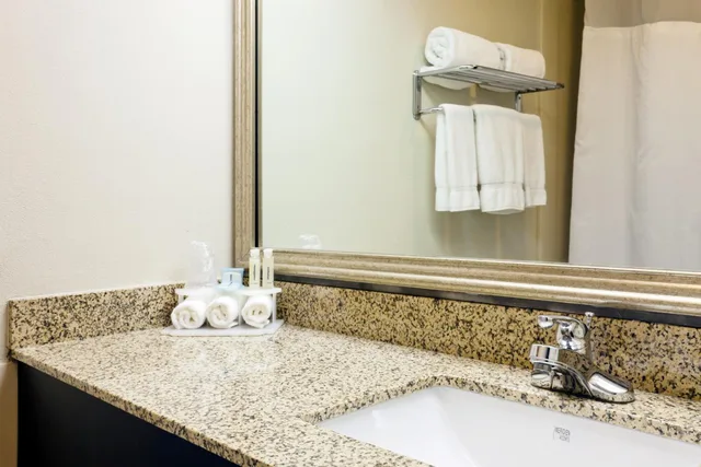 جناح بسرير كينج بحوض استحمام لذوي الإعاقة، Holiday Inn Express Hotel And Suites Port Clinton Catawba Island 1/2