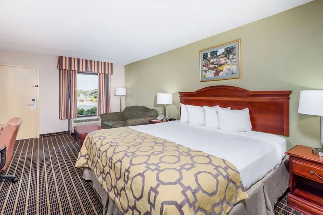 غرفة بسرير كينج بحوض جاكوزي، Baymont by Wyndham Clarksville Northeast 1/2