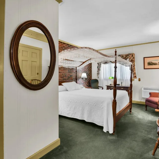 Canopy, Queen Bed، Lamie S Inn And the Old Salt Restaurant 5/8