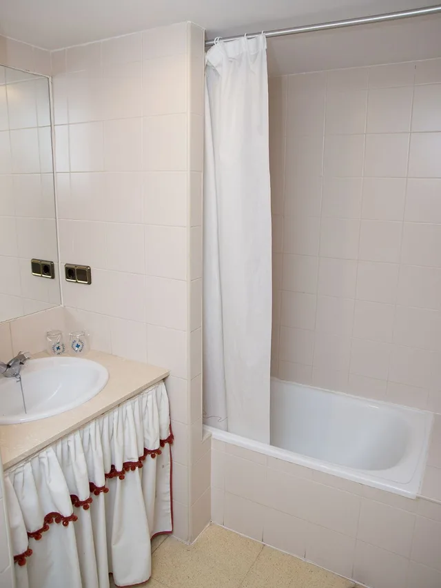 غرفة رباعية بسريرين منفصلين وسرير بطابقين، Alhama Hotel 8/9