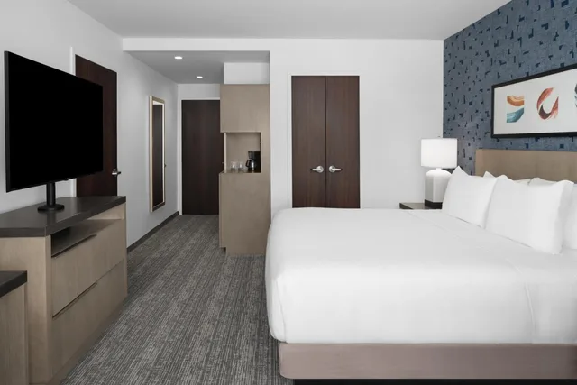 غرفة بسرير كينج، AC Hotel by Marriott Lansing University Area 1/3