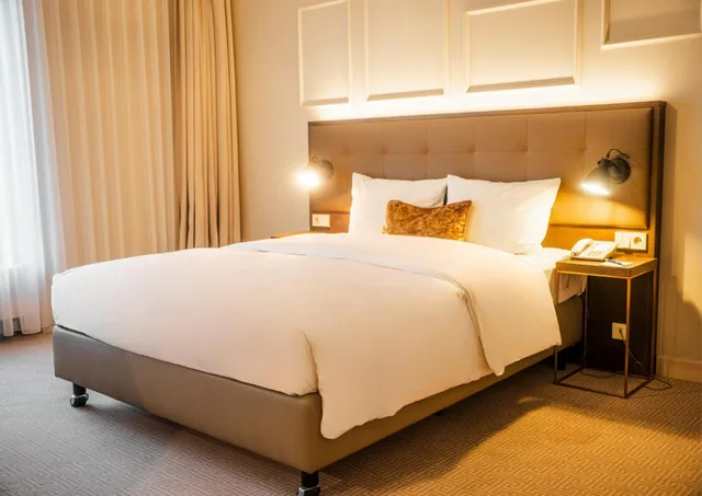 غرفة بسرير كينج وسرير كوين، Parkhotel Kurhaus Bad Kreuznach 7/10
