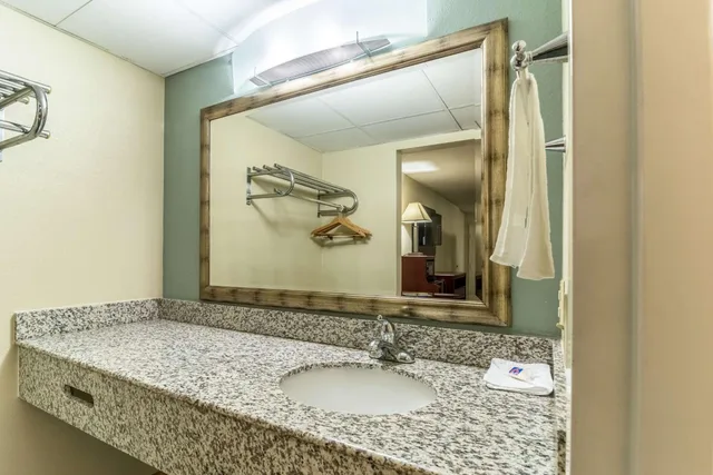 غرفة بريميوم رباعية للمدخنين، Motel6 Kenly, NC 3/4