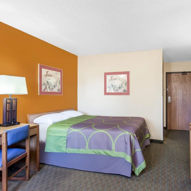 غرفة بسرير كوين للمدخنين، Super 8 By Wyndham Charlotte/Amusement Park Area 1/4