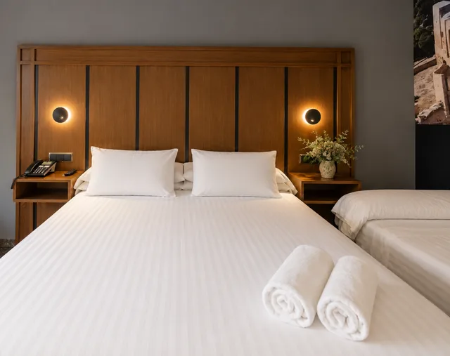 غرفة بسرير كينج مع سرير إضافي، Hotel Condestable Iranzo 3/9