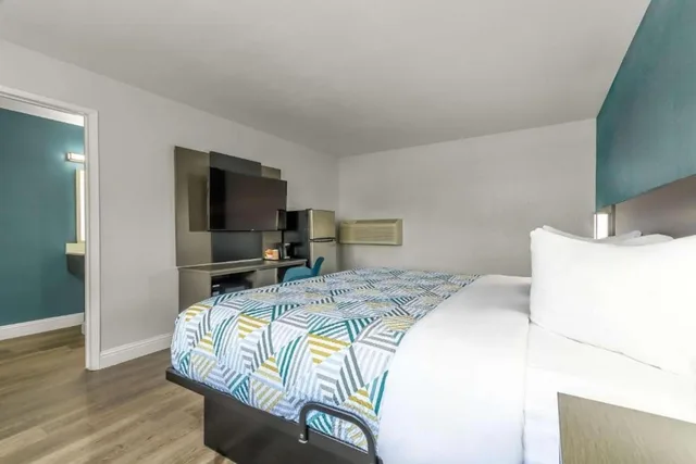 1 King Bed - Mobil Access Tub Nsmk Micfridg، Studio6 Suites Madera, CA - Yosemite 4/8
