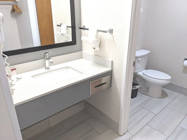 Efficiency, King Bed، Quality Inn & Suites South San Jose / Morgan Hill 3/4