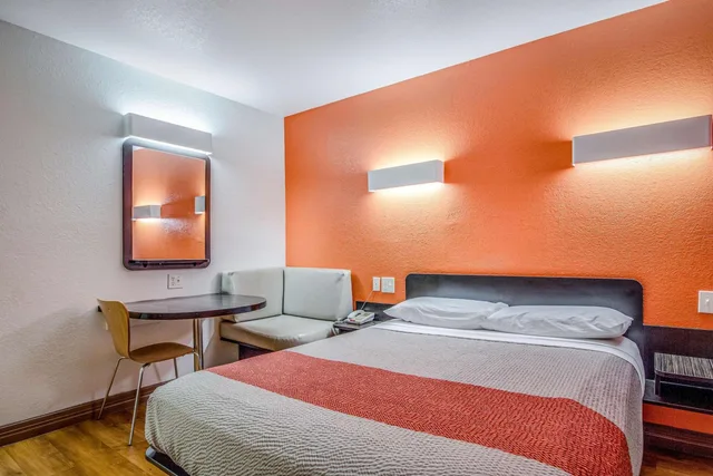 غرفة بسرير كوين، Motel6 Conroe, TX 10/10