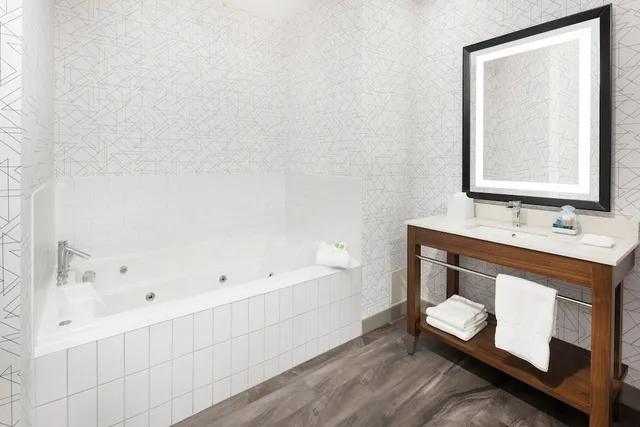 جناح عائلي بسرير كينج بإطلالة على المدينة بغرفة نوم واحدة مع أريكة، Four Points by Sheraton Calgary Airport 3/3
