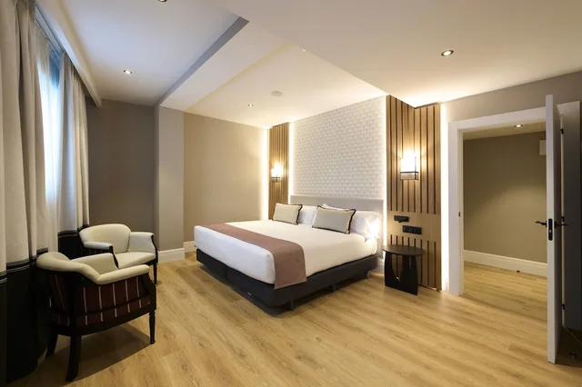 جناح جونيور ديلوكس بانورامي بإطلالة على المدينة مفردة بسرير كينج بمسبح خاص، Hotel Catalonia Ramblas 2/4