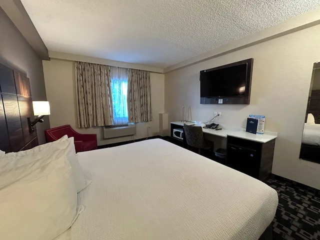Room, King Bed, Baymont by Wyndham Medicine Hat 1/10