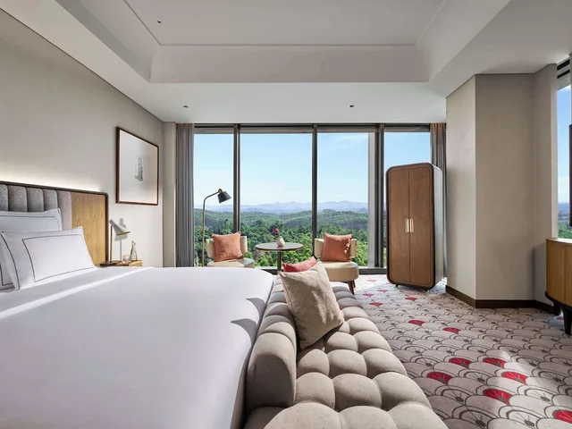 غرفة غراند بسرير كينج، Swissotel Nusantara 2/9