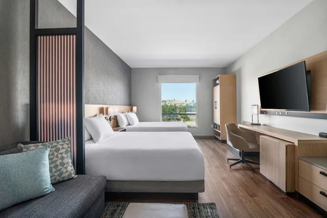 غرفة بسريرين كوين مع أريكة في طابق مرتفع، Hyatt Place Newark/Silicon Valley 1/2