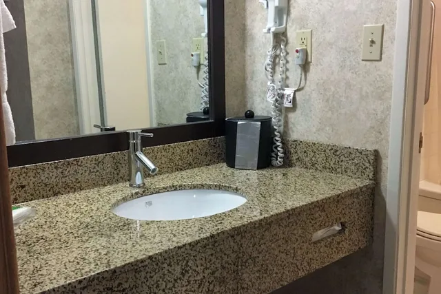 جناح استوديو بسرير كوين بمطبخ صغير، Radisson Hotel & Conference Centre West Edmonton, AB 8/10