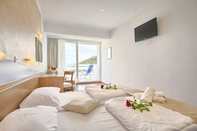 غرفة قياسية بسرير مزدوج أو سريرين منفصلين بإطلالة على البحر بشرفة، Hotel Mimosa - Lido Palace 10/10