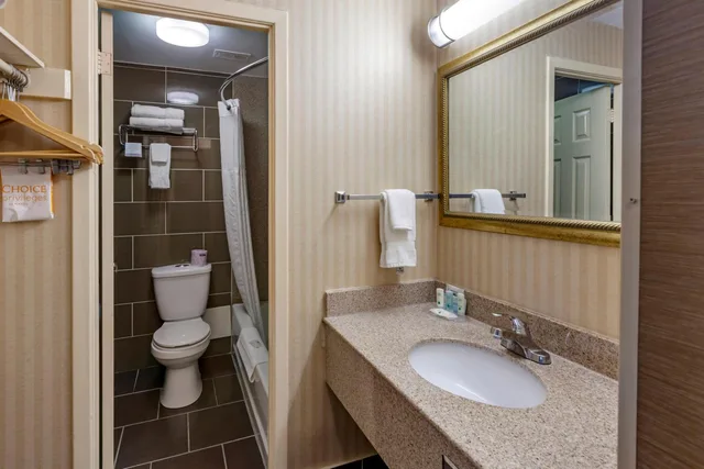 غرفة بسرير كوين مع أريكة، Quality Inn Toronto Airport 8/10