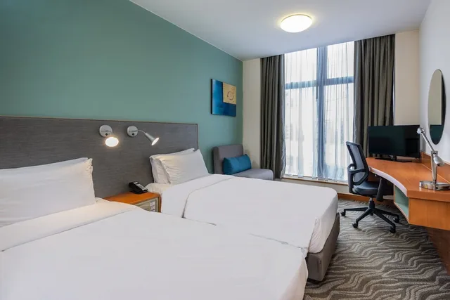 غرفة قياسية بسريرين منفصلين في طابق مرتفع، Holiday Inn Express Causeway Bay Hong Kong 2/7