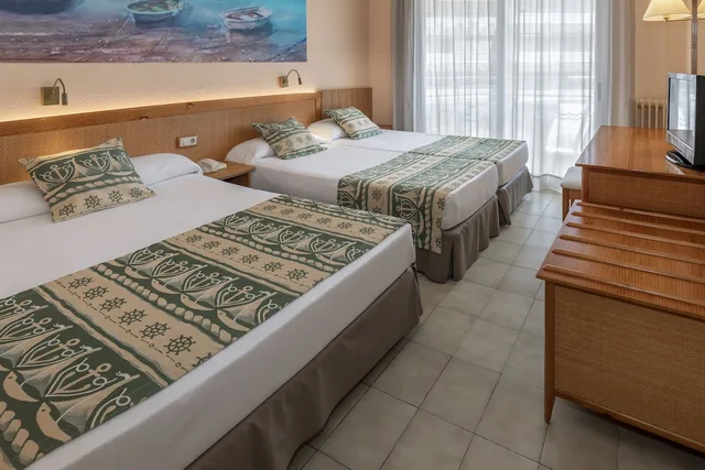 غرفة قياسية بثلاثة أسرّة بشرفة مع سرير إضافي، GHT Oasis Tossa & Spa 10/10