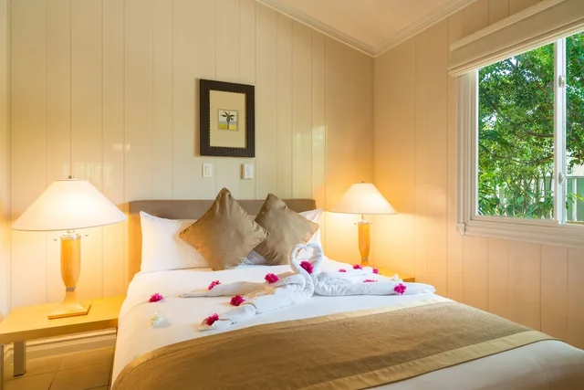 كوخ بريميوم بسريرين كينج بإطلالة على الحديقة بغرفتي نوم مع أريكة، Kokomo Botanical Resort 1/3
