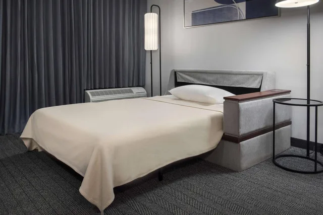 غرفة بسرير كينج مع أريكة بحوض استحمام لذوي الإعاقة، Courtyard Norwalk 1/10