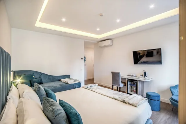 غرفة جونيور بسرير كوين وسرير فردي بإطلالة على الحديقة، Sorrento City Hotel 5/7