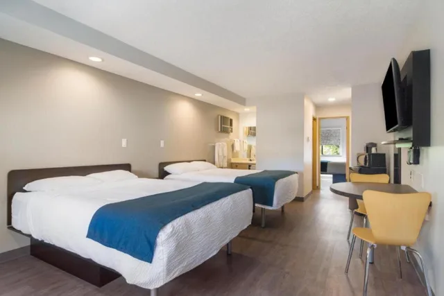 2 Queen Beds - Non-Smoking, Micfridge, View، Motel6 Saanichton, BC - Victoria Airport 7/10