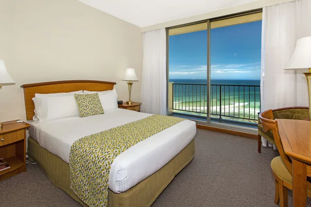Middle, Queen Bed, Ocean View، Noahs On The Beach 2/4