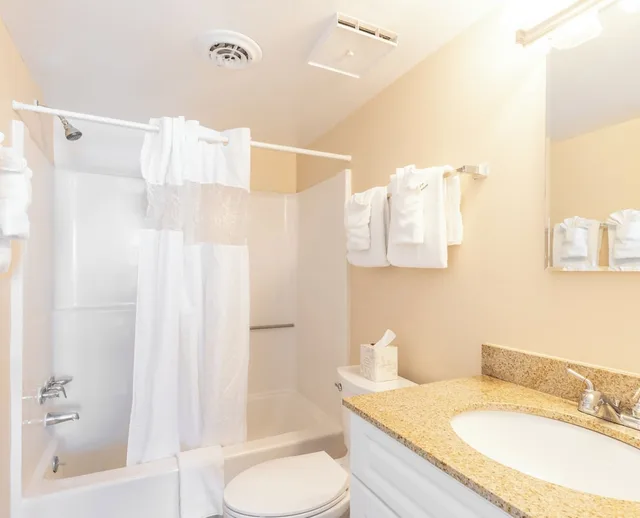 2 Bedrooms, Condo, Standard, 2 Double Beds, King Bed, Bay View, Sofa, Balcony، Bay Club Resort 7/10